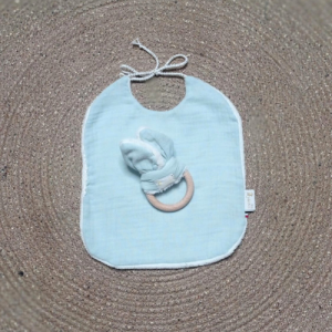 Coffret naissance anneau de dentition et bavoir en double gaze de coton bleu glacier