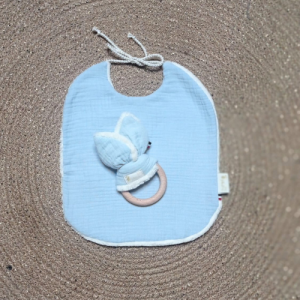 Coffret naissance anneau de dentition et bavoir en double gaze de coton opaline