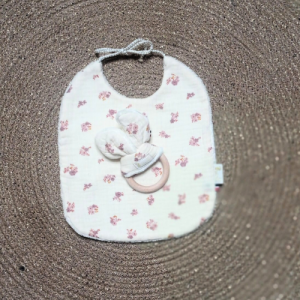Coffret naissance anneau de dentition et bavoir en double gaze de coton rosa
