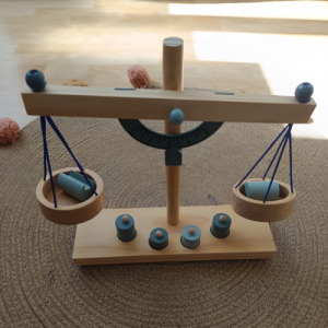 Balance en bois "petit marché"