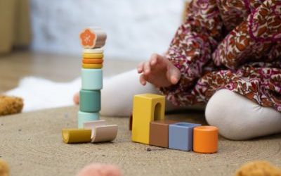 Le jeu libre avec des jouets en bois : pourquoi et comment l’encourager ?