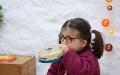 Comment accompagner le développement moteur et sensoriel de l’enfant grâce au bois