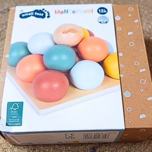 Jeu de tri Montessori avec des balles en bois