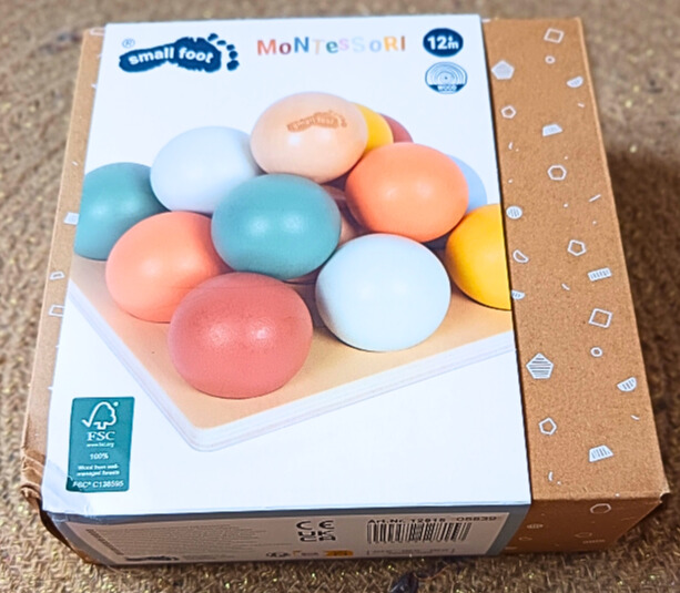 Jeu de tri Montessori avec des balles en bois