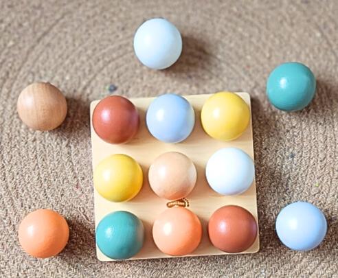 Jeu de tri Montessori avec des balles en bois – Image 4